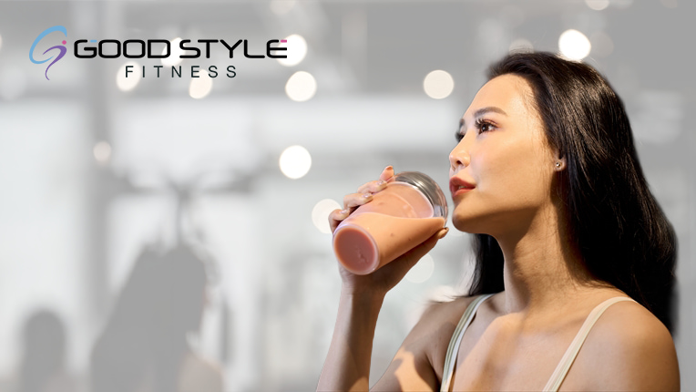 グッドスタイルオリジナルプロテインを飲む女性