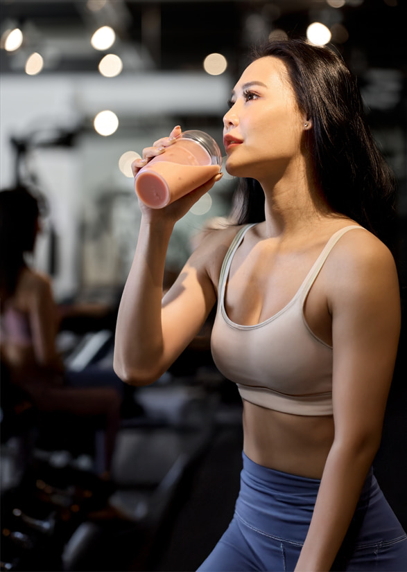 グッドスタイルオリジナルプロテインを飲む女性