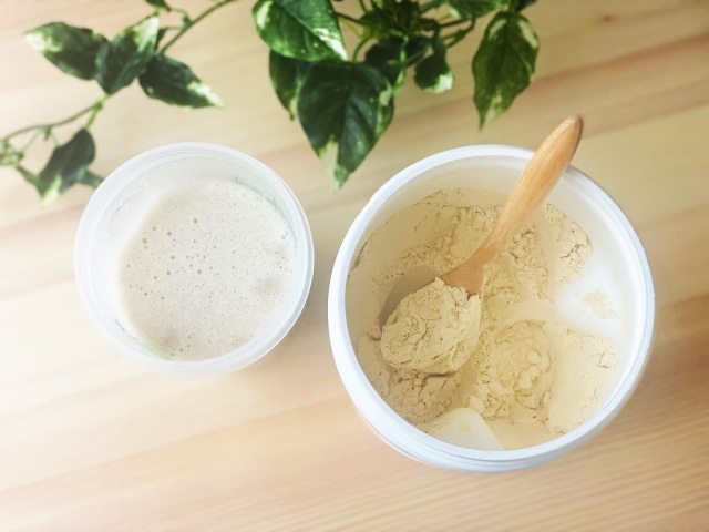 コップに入れられたプロテイン