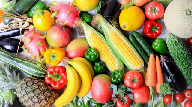敷き詰められた色とりどりの野菜と果物