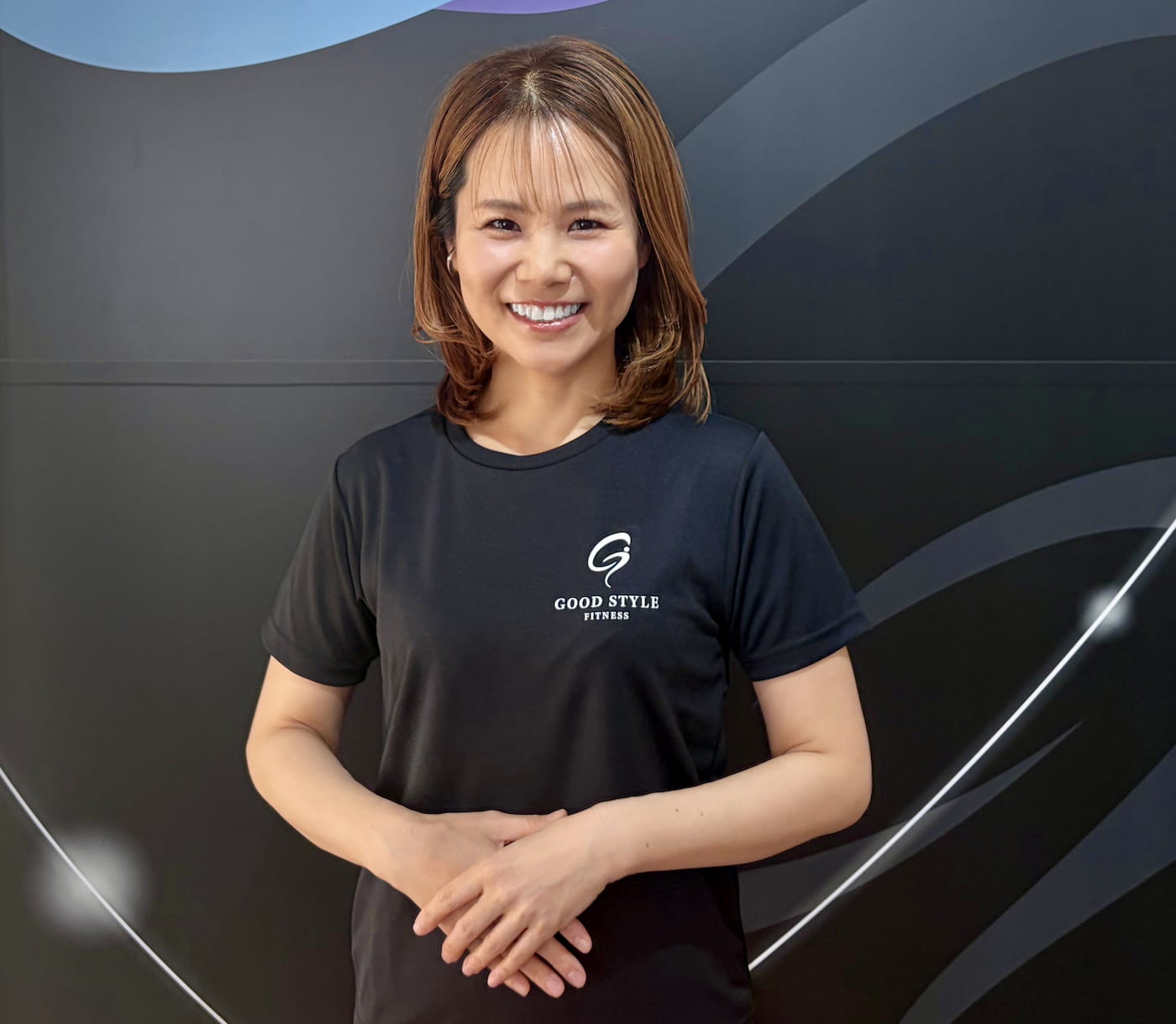 志賀トレーナーの正面写真