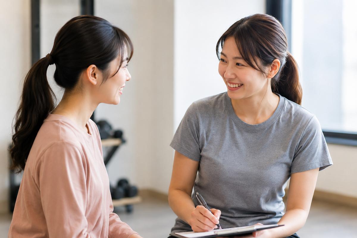 会話を楽しむトレーナーと顧客