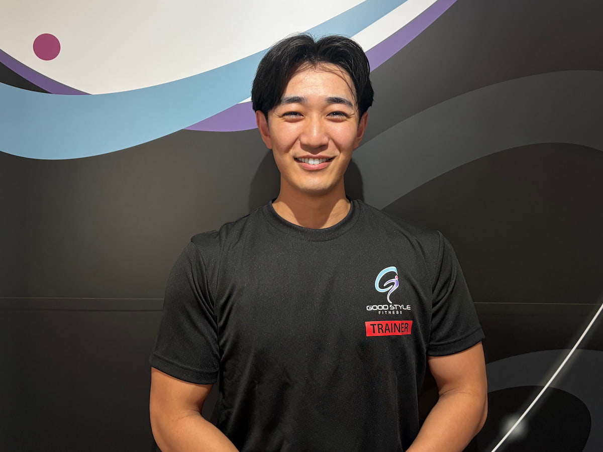 鈴木トレーナーの正面写真
